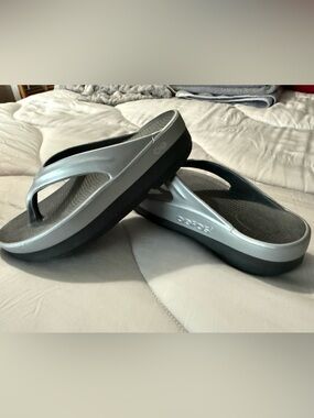 OOFOS Silver and Black Cushioning Recovery Flip Flops